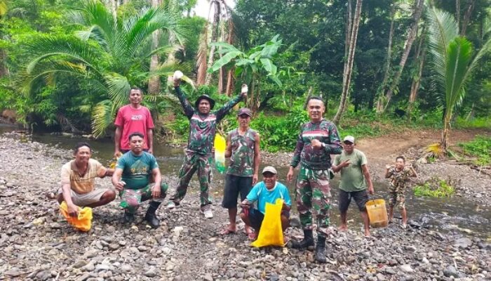 Antusias Kehadiran TMMD ke-120 Kodim 1508/Tobelo, Warga Podol-Anggota Satgas Gotong Royong Kumpul Material