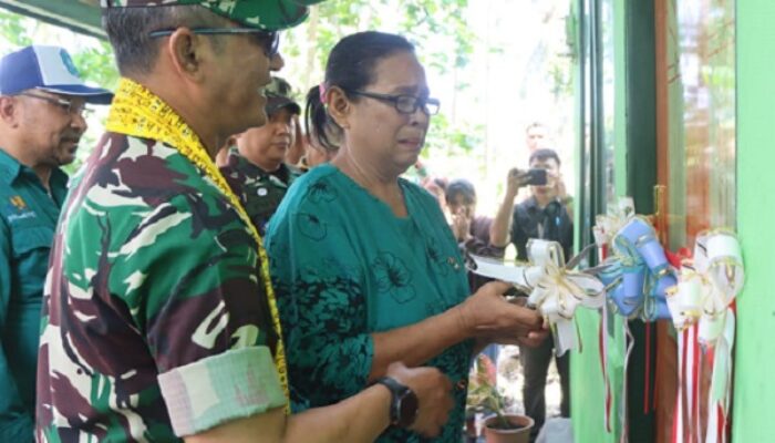 Isak Tangis Warnai Penyerahan Kunci Rumah Program TMMD ke-120 Kodim 1508/Tobelo