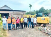 Jawab Kegelisahan Warga, Tim KS-UR PTNHM Bersihkan Sampah Hingga Buat Penampungannya di Pasar Malifut