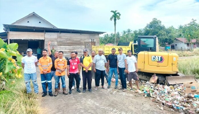 Jawab Kegelisahan Warga, Tim KS-UR PTNHM Bersihkan Sampah Hingga Buat Penampungannya di Pasar Malifut