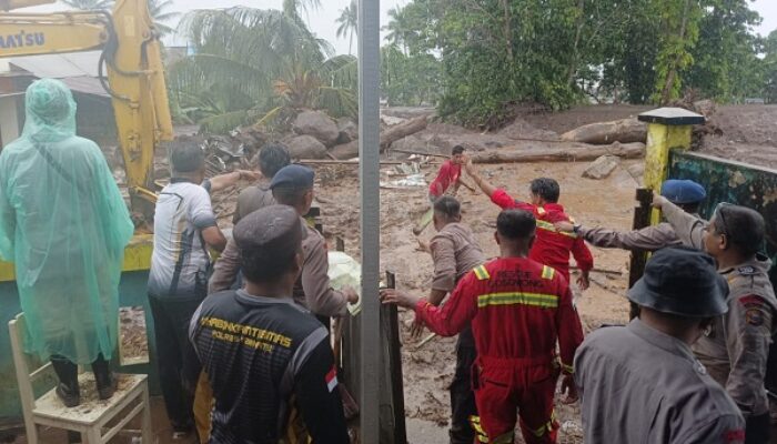 Kepedulian Haji Robert Dalam Membantu Korban Banjir Bandang Ternate