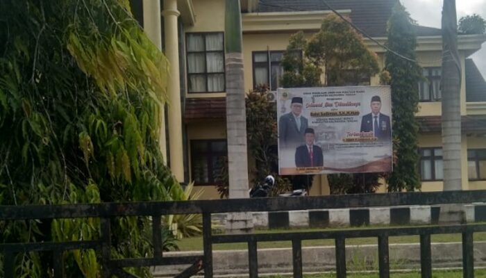 Baliho Mantan Pj Halteng Ikram Belum Ditertibkan