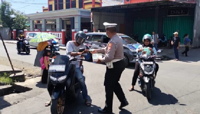 Tobelo ‘Dihujani’ Abu Vulkanik, Satlantas Polres Halut Turun Berbagi Masker Gratis