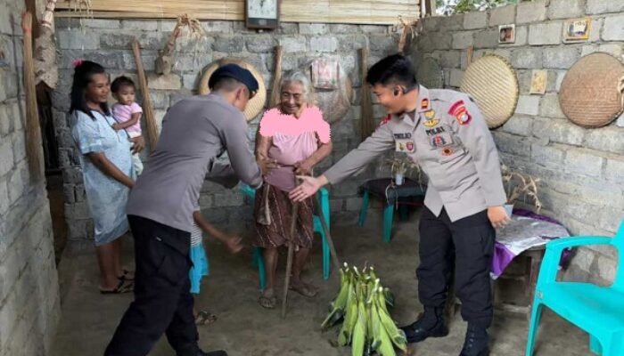 Brimob Kupa-Kupa Berbagi Hasil Panen Jagung