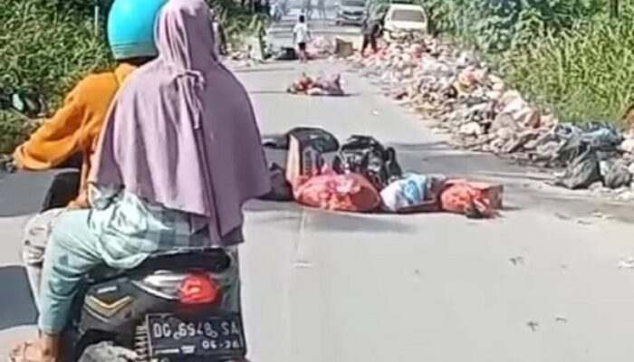 Kesal Bau Menyengat, Warga Lingkar IWIP Hamburkan Sampah Ditengah Jalan
