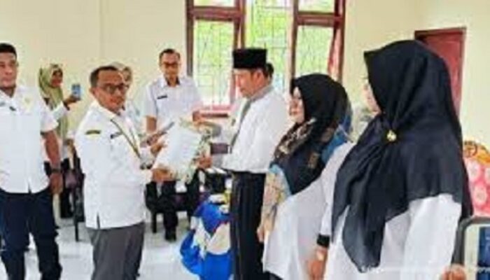 BKPSDM Halteng Serahkan SK Definitif Tiga Kepsek, Arman: Harus Profesional Jalankan Tugas Ini