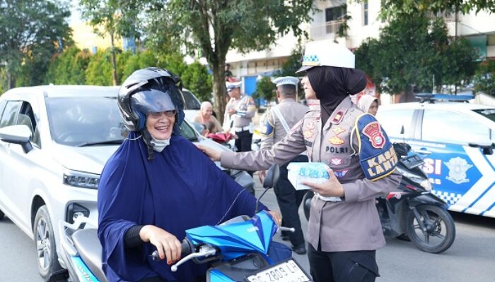 Polres Halteng Berbagi Takjil Bersama Pengendara dan Warga