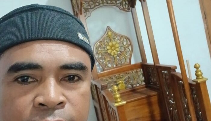 Berkah Ramadhan!! Haji Robert Sumbang Mimbar ke Masjid Al Habib Husein Albaar