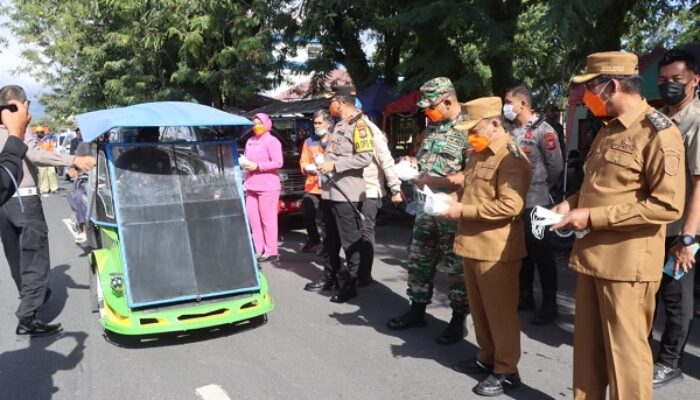 Dukono Masih Semburkan Debu, Pemda Halut Bersama TNI-Polri Turun Bagikan Masker
