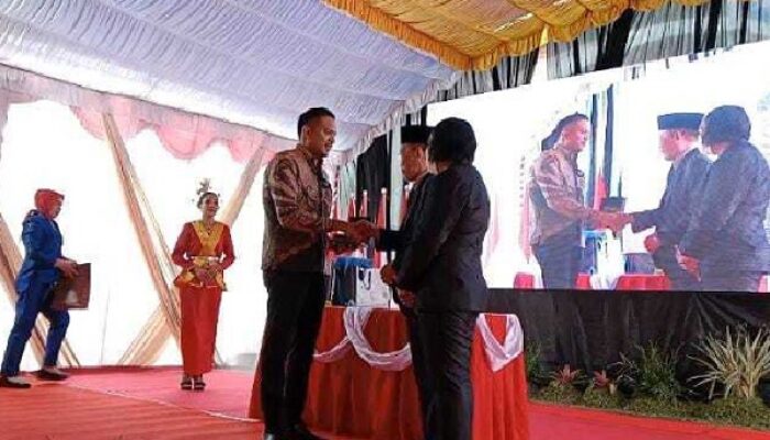 NHM Hadiri Sertijab Bupati-Wabup Halut Hingga Beri Cinderamata ke Mantan Bupati