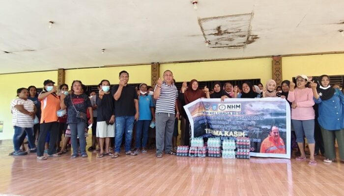 Presdir NHM Beri Bingkisan ke Petugas Kebersihan di Halut, Yudhihart: Terima Kasih Pak Haji Robert
