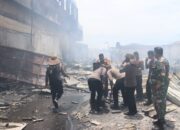 Sinergi TNI-Polri Bersama Pemda Halut Padamkan Kebakaran Pasar Rawajaya