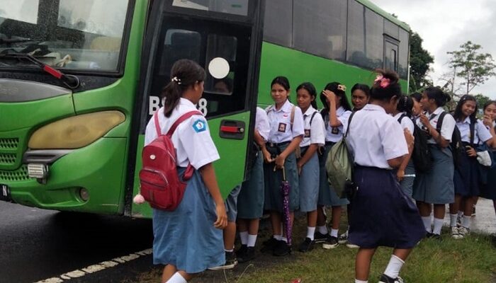 NHM Peduli Luncurkan Bis Sekolah bagi Pelajar Lingkar Tambang