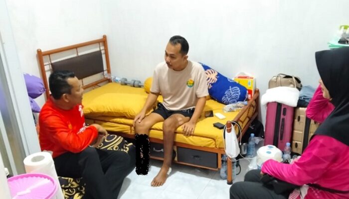 Kapolda Bersama Ketua Bhayangkari Malut Besuk Tiga Anggota Sakit di RS Polri