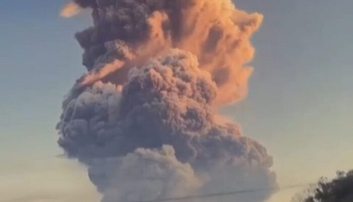 Dukono Erupsi Lagi, Semburan Debu Vulkanik Capai 900 Meter