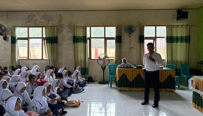 Satresnarkoba Polres Halteng Sosialisasi Bahaya Narkoba ke Siswa SMAN 1 Halteng