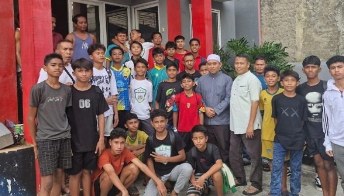 Tertahan di Ibu Kota, Puluhan Anak Akademi Sepak Bola Kieraha Dapat Uluran Tangan Haji Robert