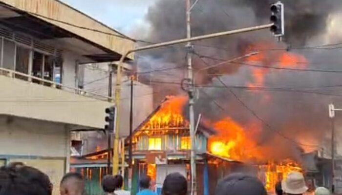 Breakingnews!!! Sejumlah Rumah Makan Hingga Barber Shop di Tobelo Terbakar