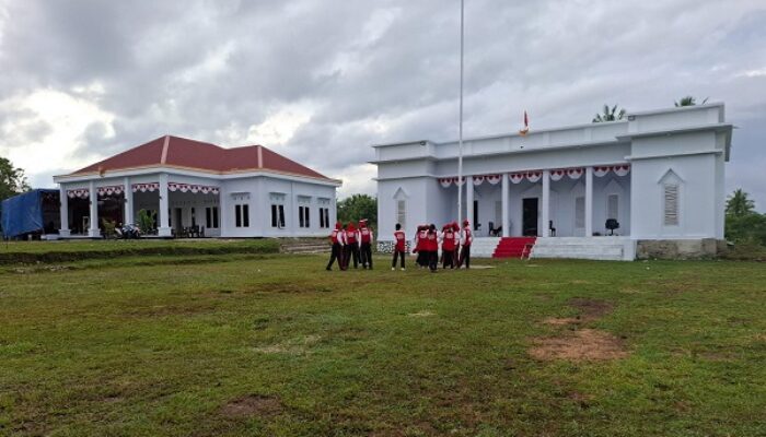 Pesona ‘Istana Negara’ Tiowor, Upacara HUT RI ke-80 Kecamatan Kao Teluk Dipusatkan Disitu