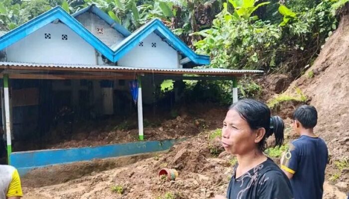 Tiga Rumah Warga Loloda Selatan Halbar Tertimbun Longsor