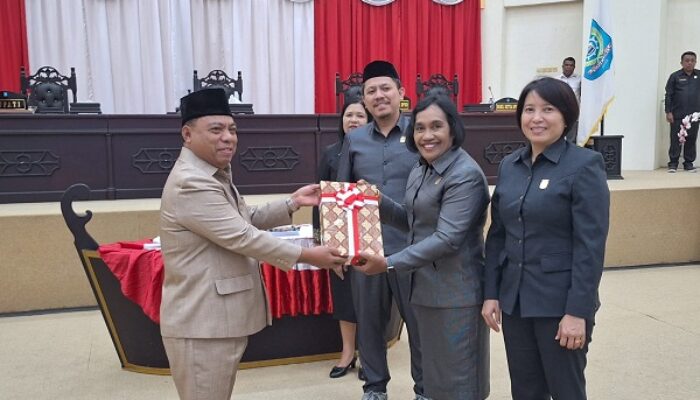 Bupati Halut Serahkan Dokumen KUPA-PPAS 2025