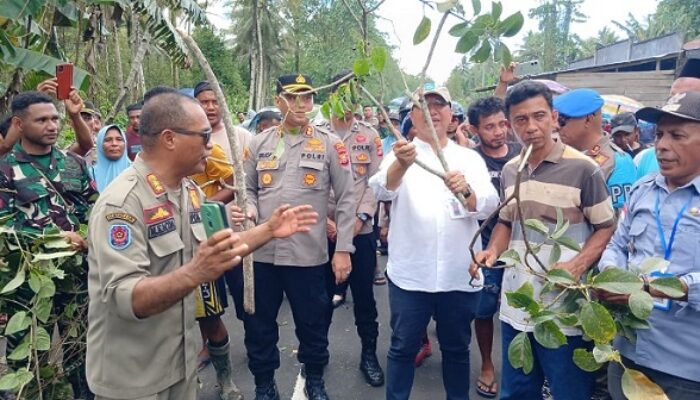 Kades Ngidiho Tak Masuk Daftar Perpanjang Masa Jabatan, Warga Nekat Palang Jalan Galela-Loloda