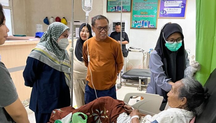 Sambangi RSUD Weda, Bupati Halteng Bersama Istri Do’akan Kesembuhan Pasien