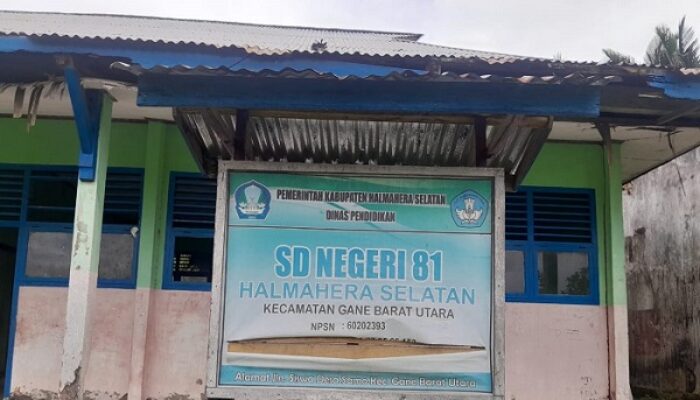 Plafon SDN 81 Halsel Rusak Parah, Nyawa Siswa Terancam