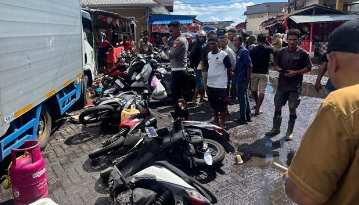 Mobil Box Tabrak Motor Parkir di Pasar Higienis Ternate, Bocah Nyaris Terlindas