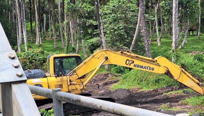 Excavator Keruk Pasir Kali Tiabo, Warga Curiga Dipakai Proyek
