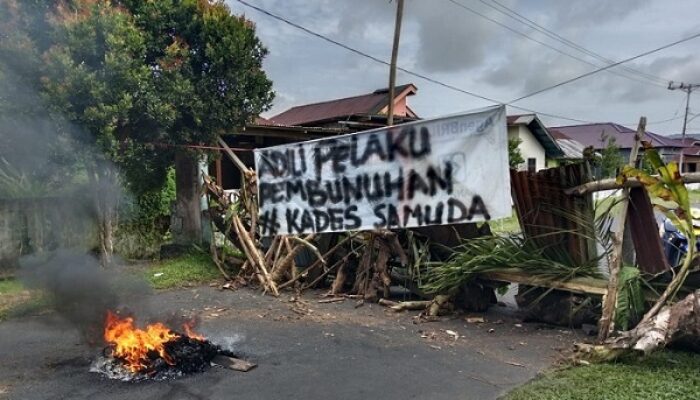Warga Kira Blokade Jalan, Buntut Kasus Lemparan Maut