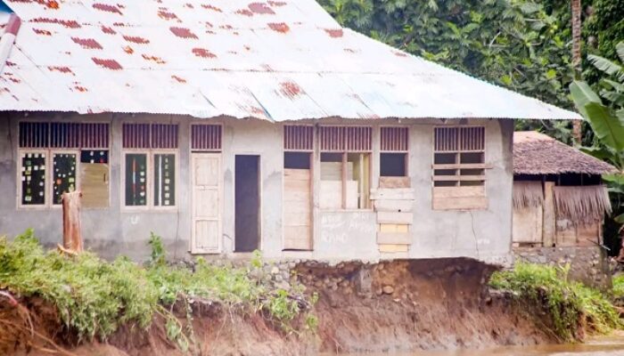 Tergerus Banjir!!! Sekolah di Warimoi Terancam Hanyut, Warga pun Minta Pemda Bangun Talud