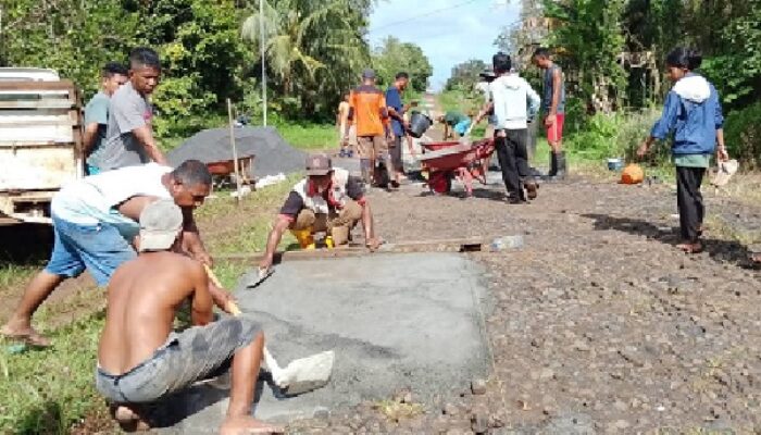 Pemdes Sukamaju Hingga Pemkab Halut Cuek Jalan Rusak, Warga Terpaksa Swadaya Perbaiki