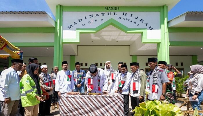 Bupati Halsel Resmikan Masjid Madinatul Hijrah di Permukiman Baru Kawasi