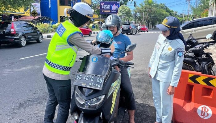 Satlantas Polres Ternate Gandeng Jasa Raharja Berbagi Helm Gratis