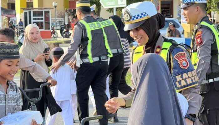 Satlantas Polres Halteng Gandeng PAUD IT Wahda Islamiyah Turun Berbagi Takjil