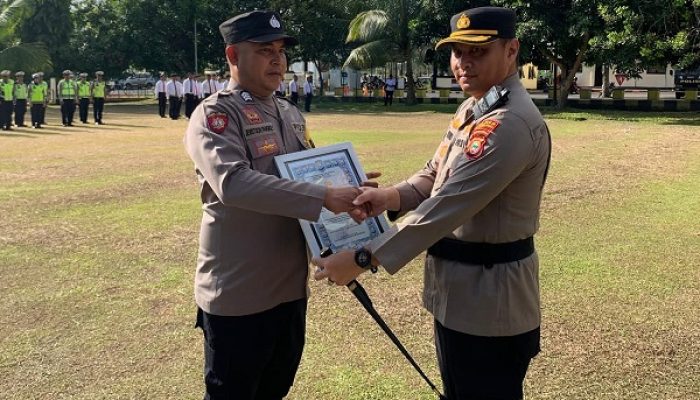 Suka Duka Semomen!!! Polres Halut Beri Penghargaan Untuk Bripka Jemstison, Pecat Bagi Bripka Irfandi