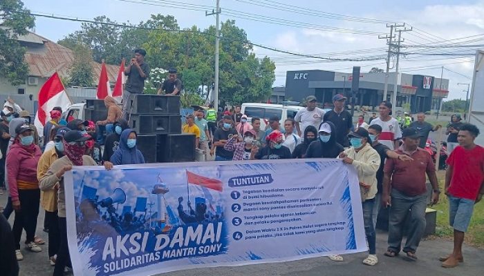 Beri Dukungan Mantri Sony, Warga Lingkungan Aspol Demo Polres Halut