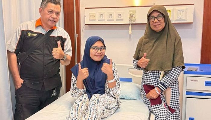 Dari Air Mata Do’a ke Pangkuan Haji Robert, Della pun Dibawa Tim NHM Peduli Berobat ke Manado