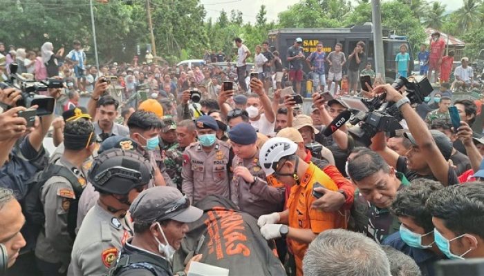 Tim SAR Berhasil Evakuasi Jasad Pendaki Dukono ke Dataran
