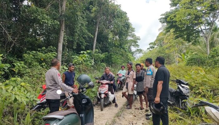 Hadir Beri Rasa Aman, Anggota Pospol Patani Barat Dampingi Warga Berkebun