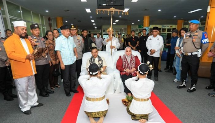 Tradisi Joko Kaha Sambut Kedatangan Kapolda Malut di Ternate