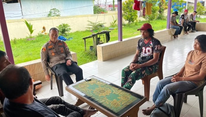 Kunjungi Suku Togutil di Desa Weikop, Kapolres Halteng Beri Sembako Hingga Pakaian