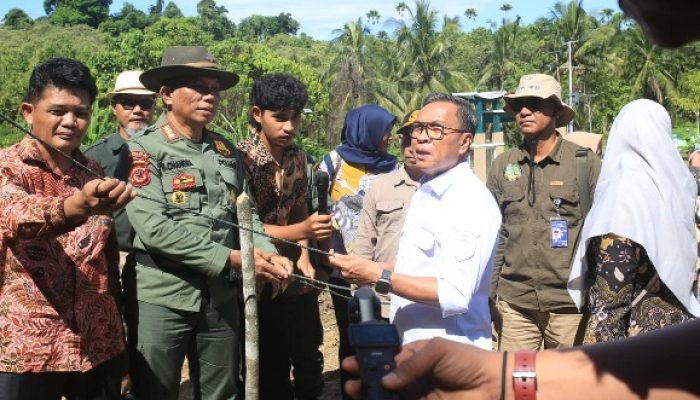 Sambut HKAN, Bupati Halteng Lepasliarkan Burung Nuri Ternate Hingga Tanam Pohon