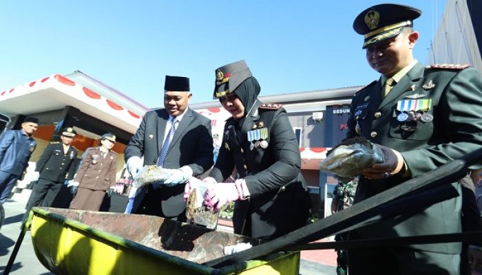 Upacara HUT Bhayangkara ke-80 di Polres Ternate Diwarnai Pemusnahan Babuk